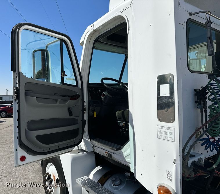 image for item KT9282 2008 Freightliner Century Class  semi truck