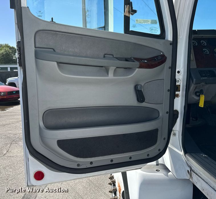 image for item KT9282 2008 Freightliner Century Class  semi truck