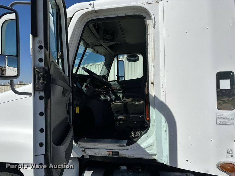 image for item KT9282 2008 Freightliner Century Class  semi truck