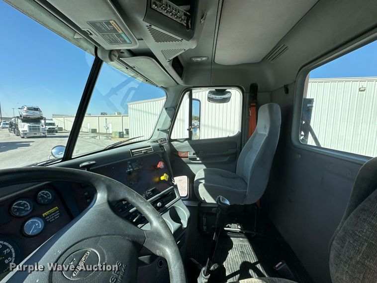 image for item KT9282 2008 Freightliner Century Class  semi truck