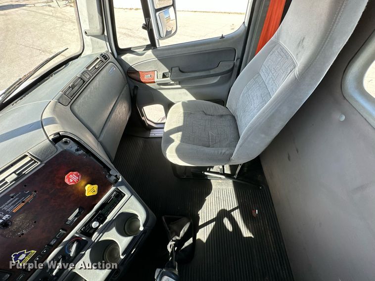 image for item KT9282 2008 Freightliner Century Class  semi truck