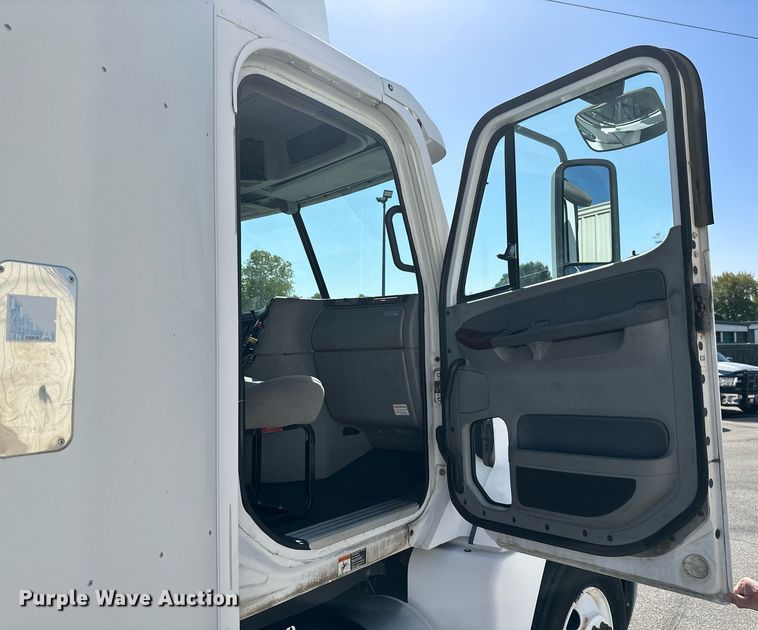 image for item KT9282 2008 Freightliner Century Class  semi truck