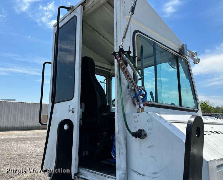 image for item KW9204 2009 Kalmar  4X2 yard truck