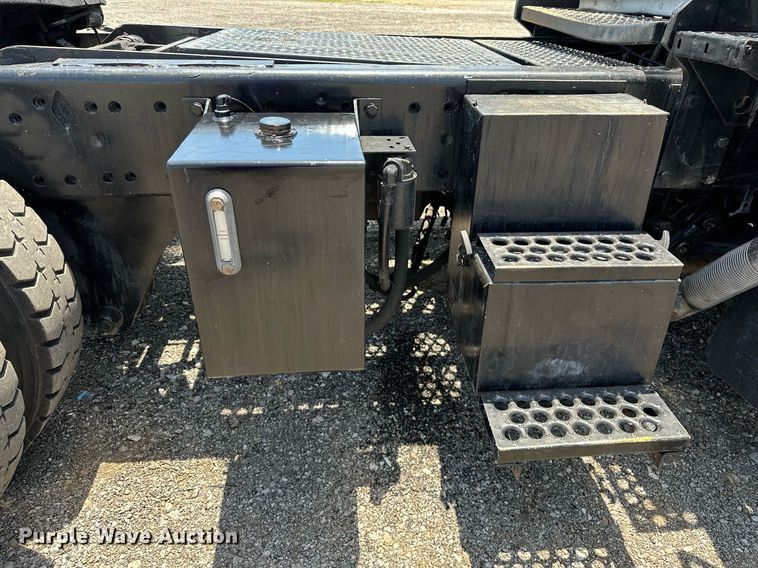 image for item KW9204 2009 Kalmar  4X2 yard truck