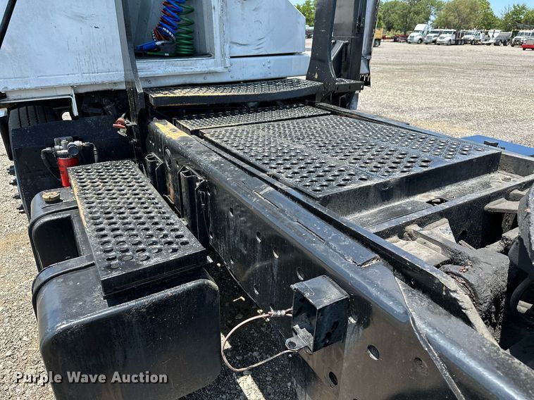 image for item KW9204 2009 Kalmar  4X2 yard truck