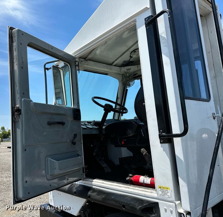 image for item KW9204 2009 Kalmar  4X2 yard truck