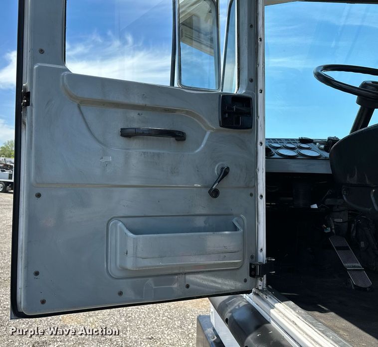 image for item KW9204 2009 Kalmar  4X2 yard truck