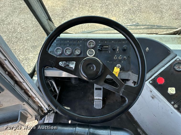 image for item KW9204 2009 Kalmar  4X2 yard truck