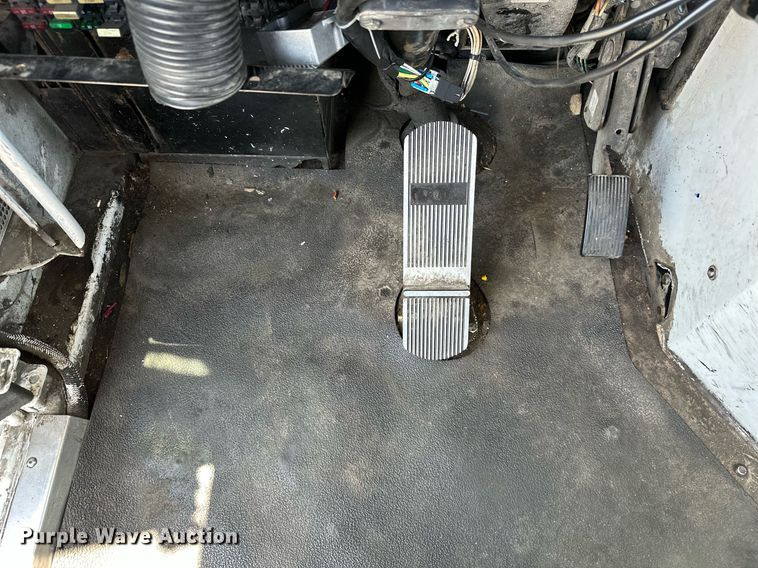 image for item KW9204 2009 Kalmar  4X2 yard truck