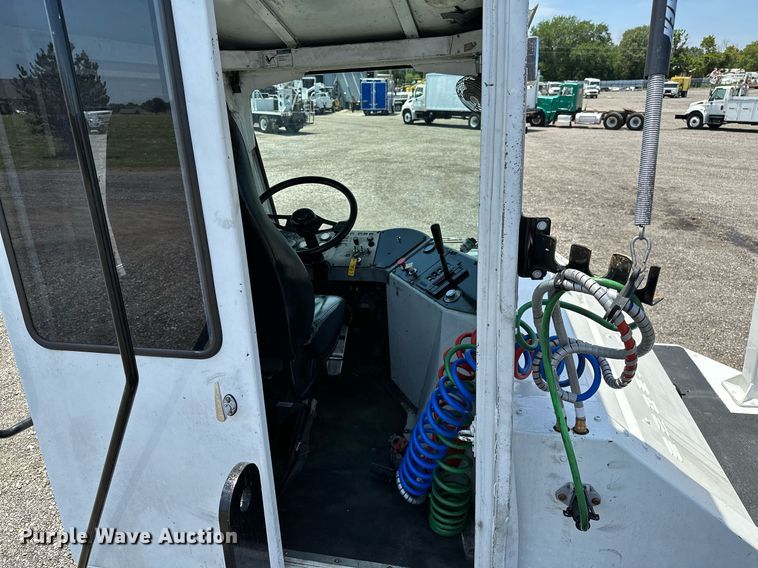 image for item KW9204 2009 Kalmar  4X2 yard truck