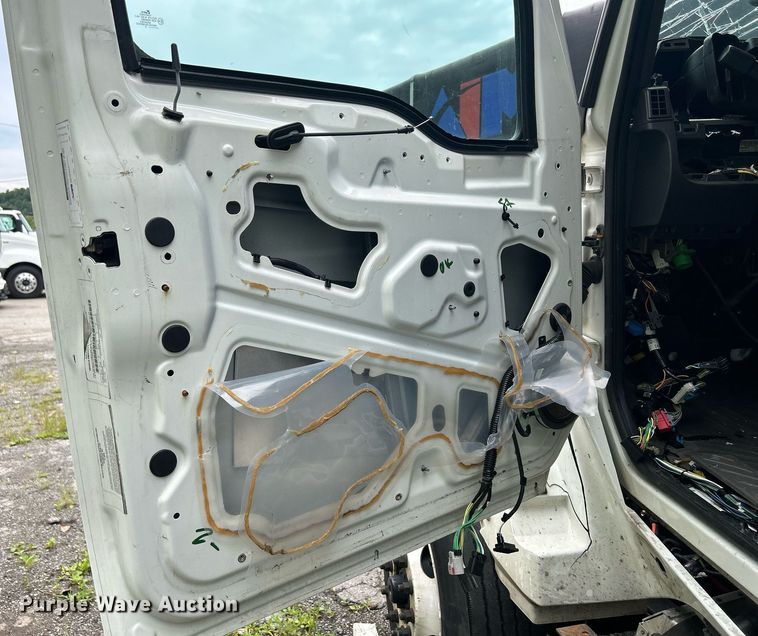 image for item LJ9774 2020 International LT625  truck cab and chassis