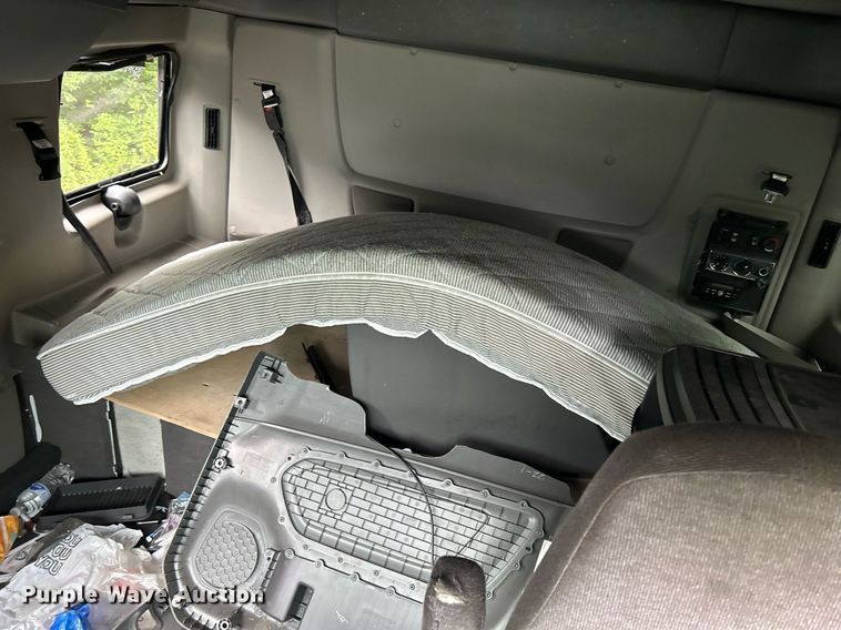 image for item LJ9774 2020 International LT625  truck cab and chassis