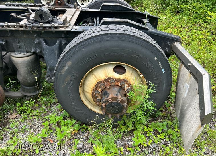 image for item LJ9774 2020 International LT625  truck cab and chassis