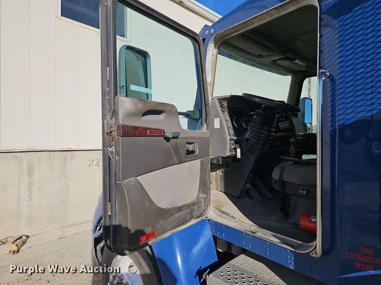 image for item LM9268 2012 Kenworth T370  flatbed truck