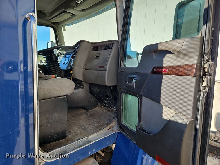 image for item LM9268 2012 Kenworth T370  flatbed truck