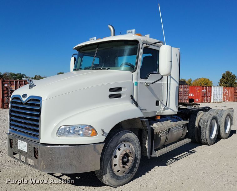image for item LO9890 2004 Mack CX613 Vision  semi truck