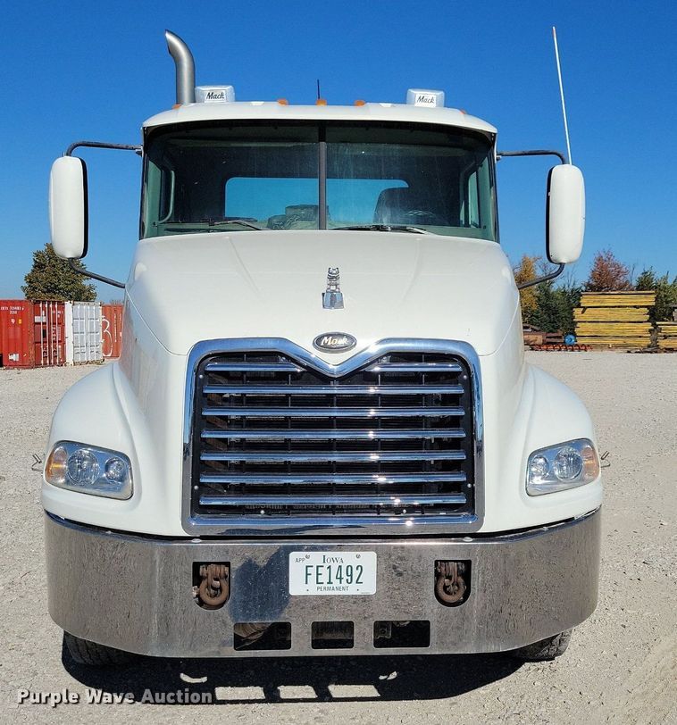 image for item LO9890 2004 Mack CX613 Vision  semi truck