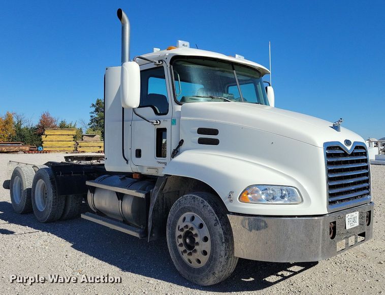 image for item LO9890 2004 Mack CX613 Vision  semi truck