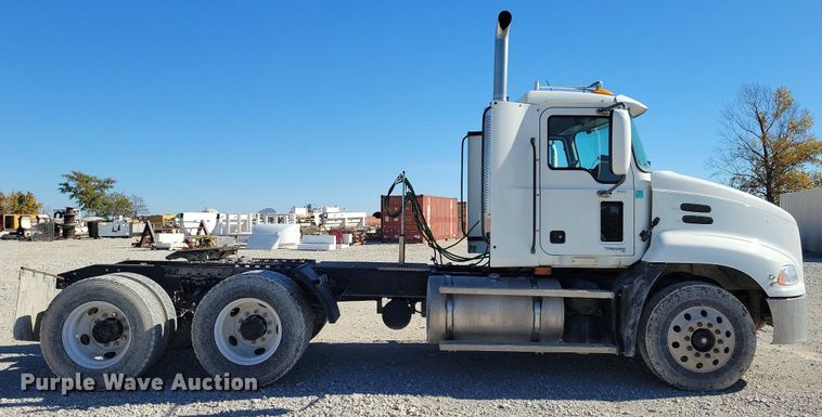 image for item LO9890 2004 Mack CX613 Vision  semi truck