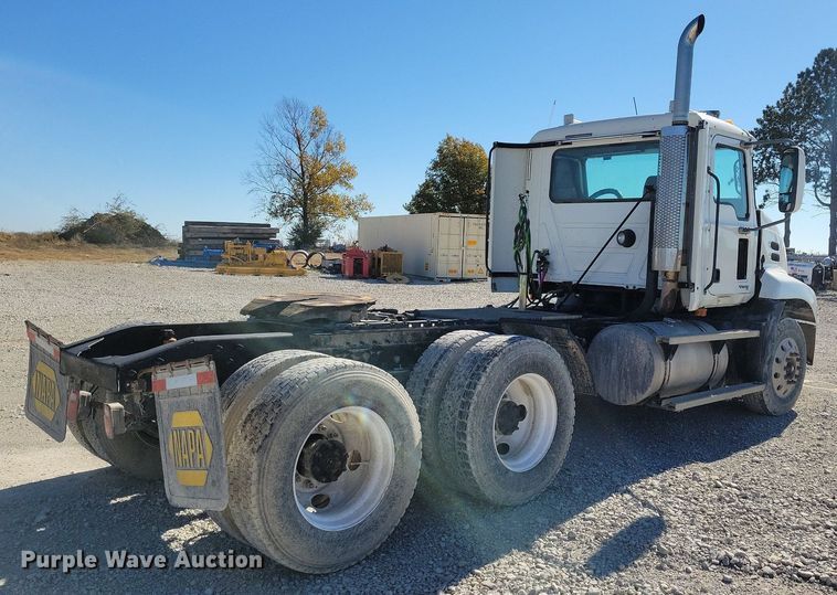 image for item LO9890 2004 Mack CX613 Vision  semi truck