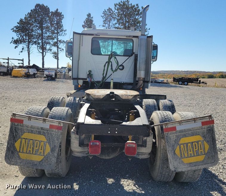 image for item LO9890 2004 Mack CX613 Vision  semi truck