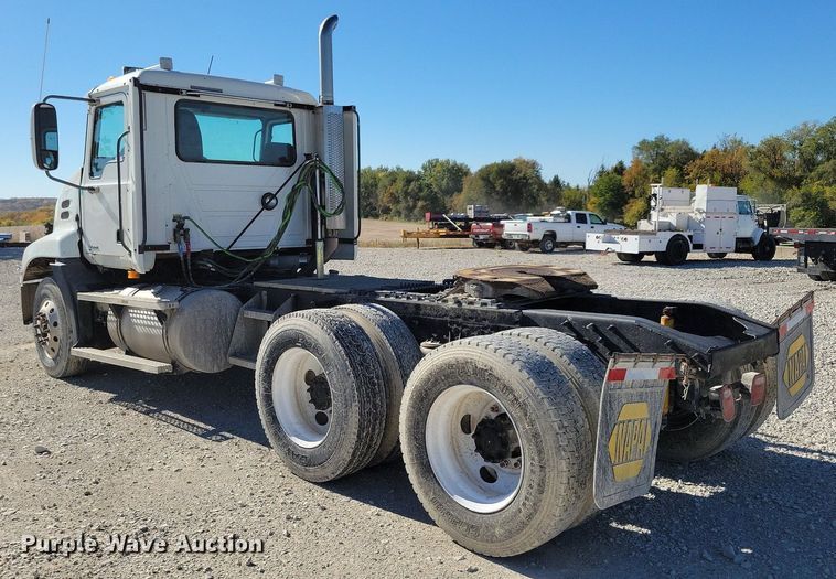 image for item LO9890 2004 Mack CX613 Vision  semi truck