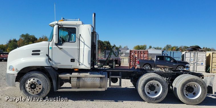 image for item LO9890 2004 Mack CX613 Vision  semi truck