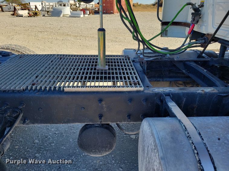 image for item LO9890 2004 Mack CX613 Vision  semi truck