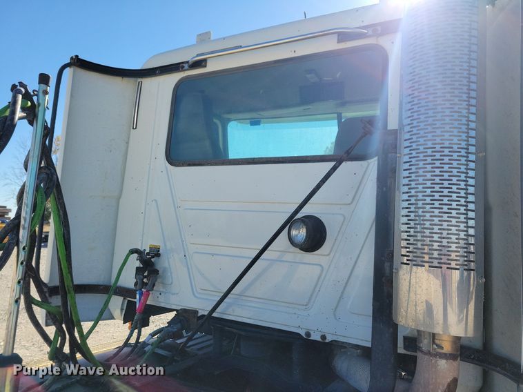 image for item LO9890 2004 Mack CX613 Vision  semi truck