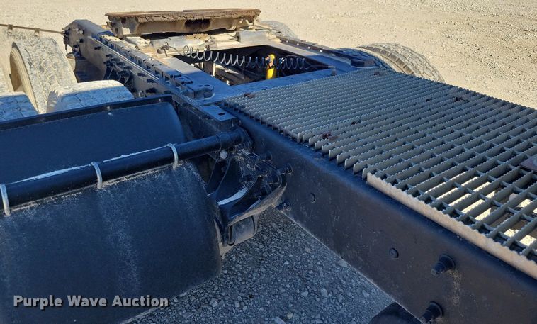 image for item LO9890 2004 Mack CX613 Vision  semi truck