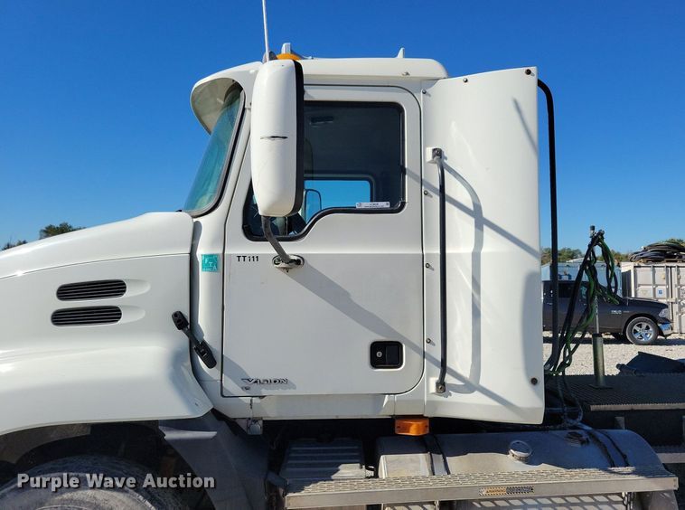 image for item LO9890 2004 Mack CX613 Vision  semi truck