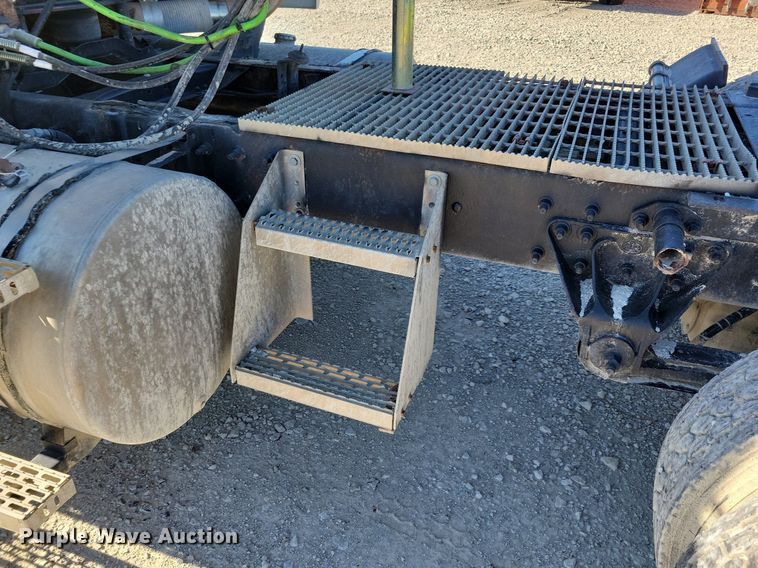 image for item LO9890 2004 Mack CX613 Vision  semi truck