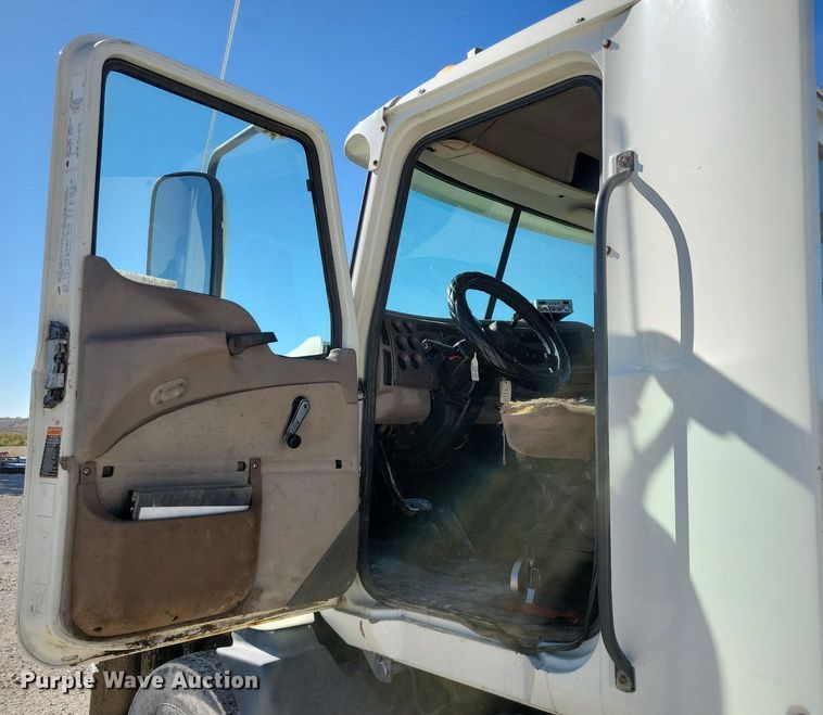 image for item LO9890 2004 Mack CX613 Vision  semi truck