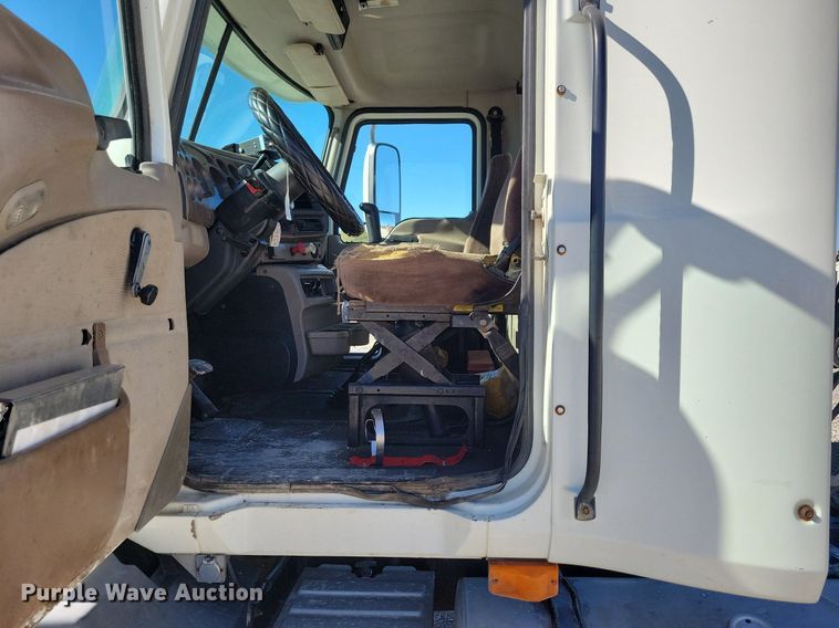 image for item LO9890 2004 Mack CX613 Vision  semi truck