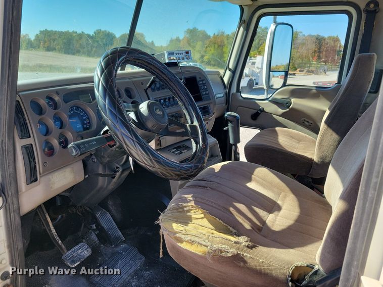 image for item LO9890 2004 Mack CX613 Vision  semi truck