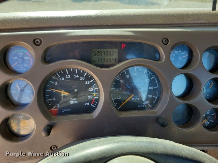 image for item LO9890 2004 Mack CX613 Vision  semi truck