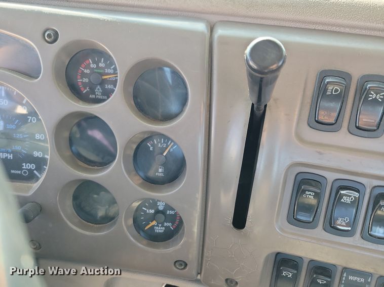 image for item LO9890 2004 Mack CX613 Vision  semi truck