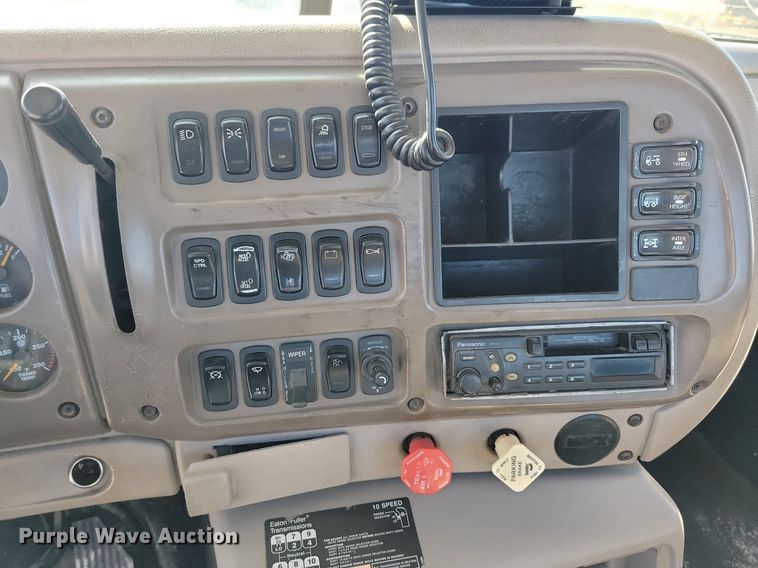 image for item LO9890 2004 Mack CX613 Vision  semi truck