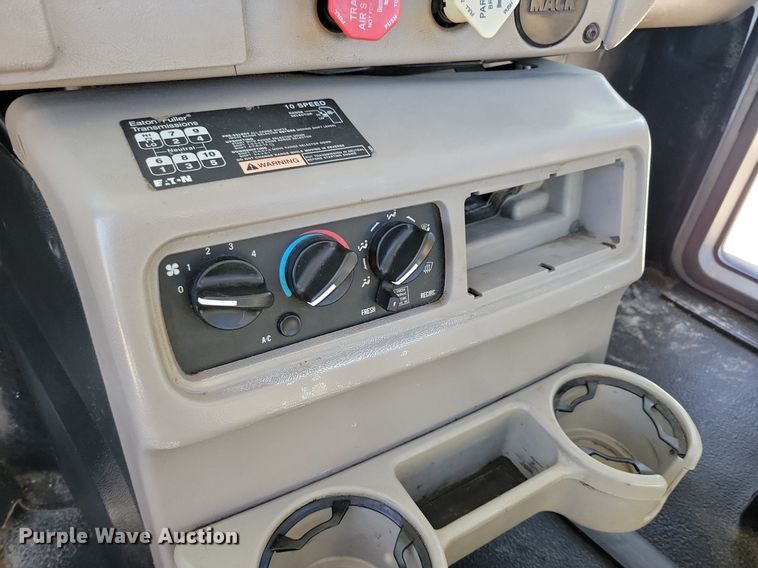 image for item LO9890 2004 Mack CX613 Vision  semi truck