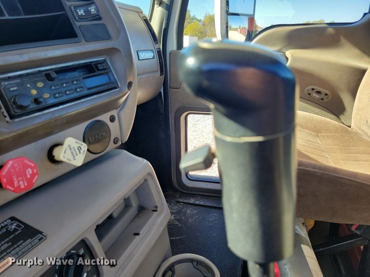 image for item LO9890 2004 Mack CX613 Vision  semi truck