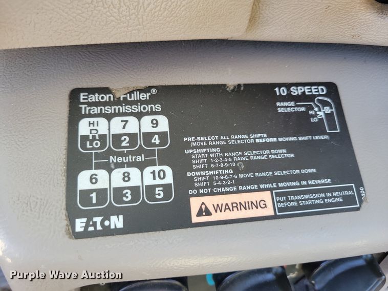 image for item LO9890 2004 Mack CX613 Vision  semi truck