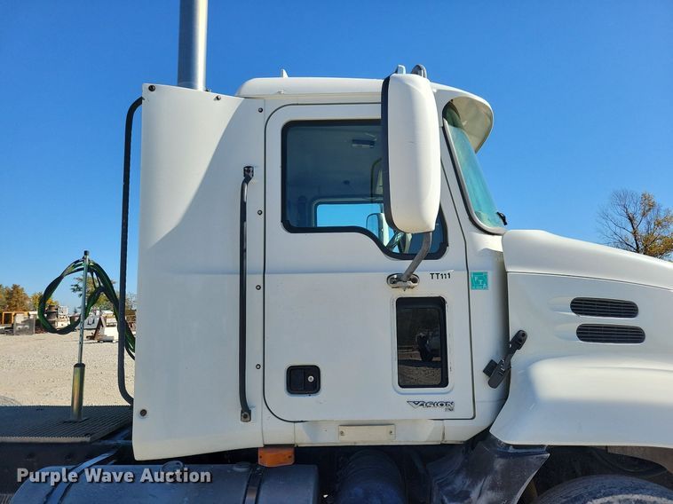 image for item LO9890 2004 Mack CX613 Vision  semi truck