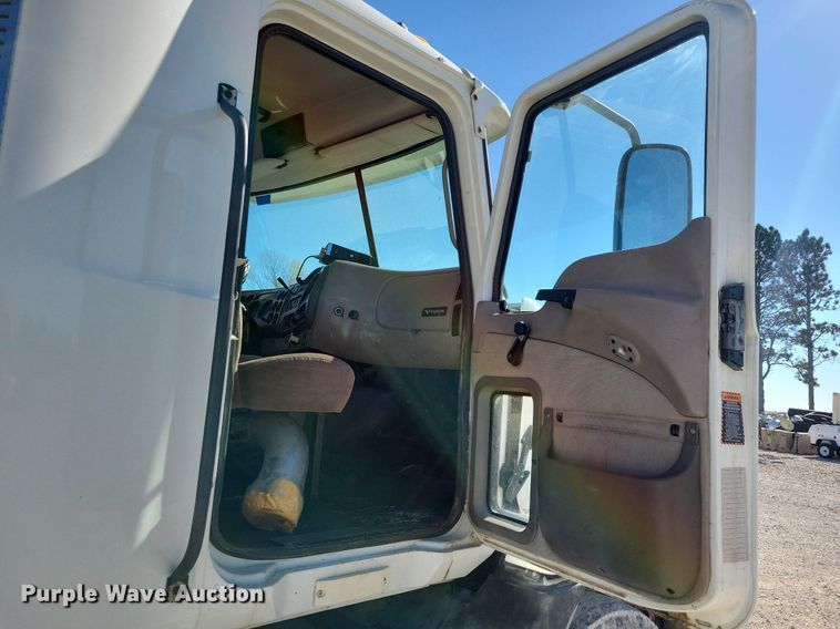 image for item LO9890 2004 Mack CX613 Vision  semi truck