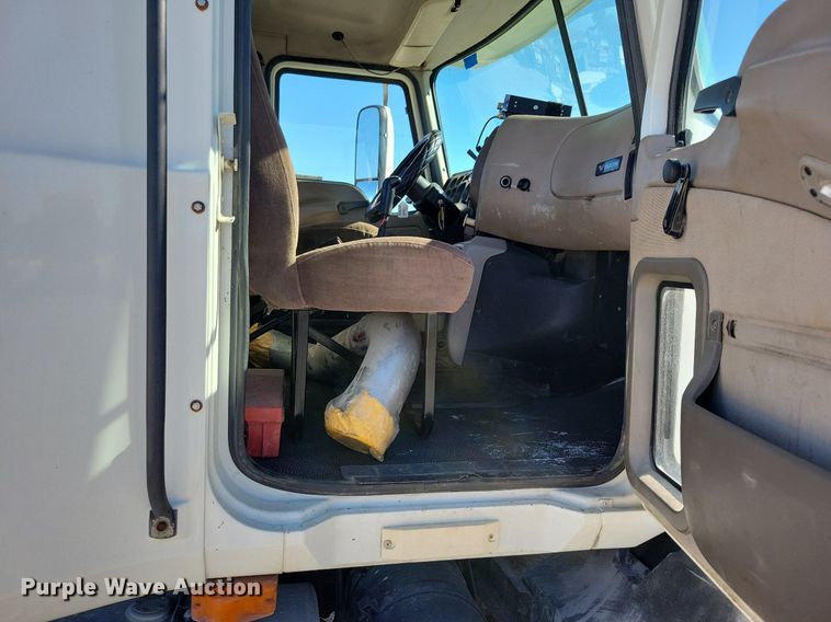 image for item LO9890 2004 Mack CX613 Vision  semi truck