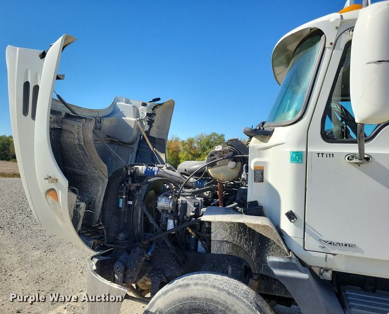 image for item LO9890 2004 Mack CX613 Vision  semi truck