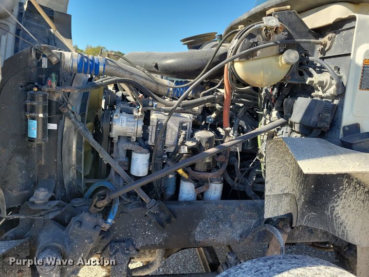 image for item LO9890 2004 Mack CX613 Vision  semi truck