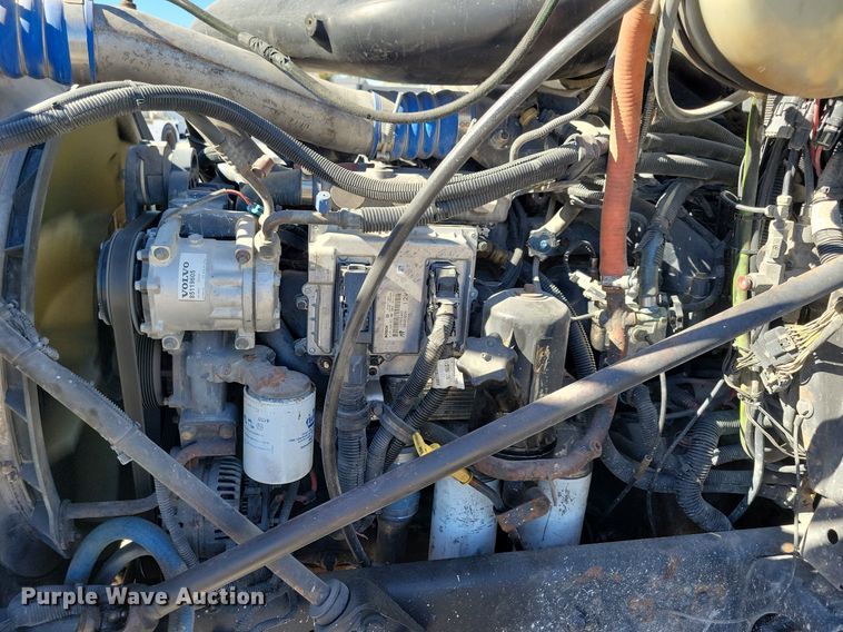 image for item LO9890 2004 Mack CX613 Vision  semi truck