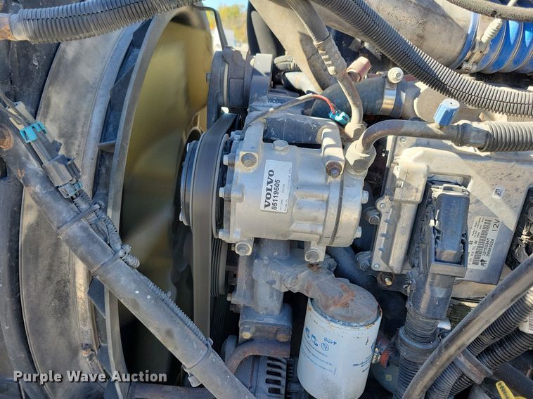 image for item LO9890 2004 Mack CX613 Vision  semi truck