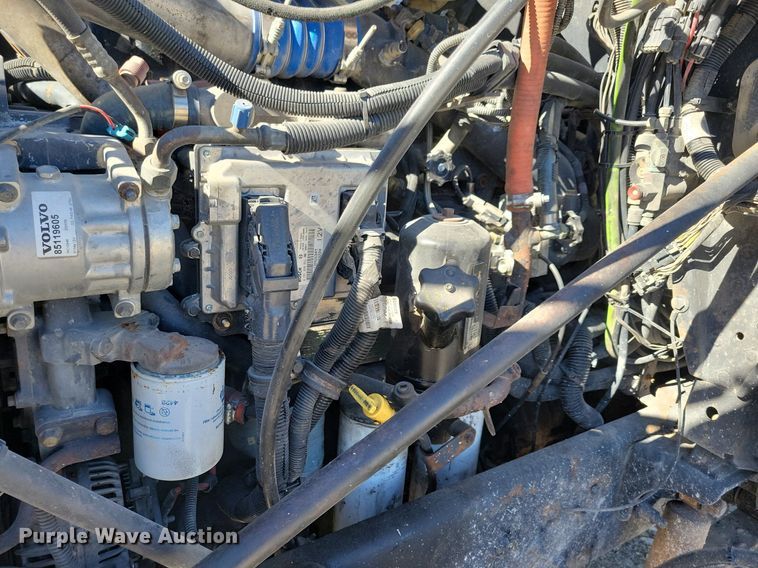 image for item LO9890 2004 Mack CX613 Vision  semi truck