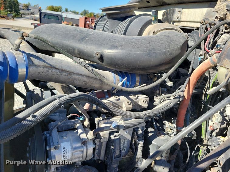 image for item LO9890 2004 Mack CX613 Vision  semi truck